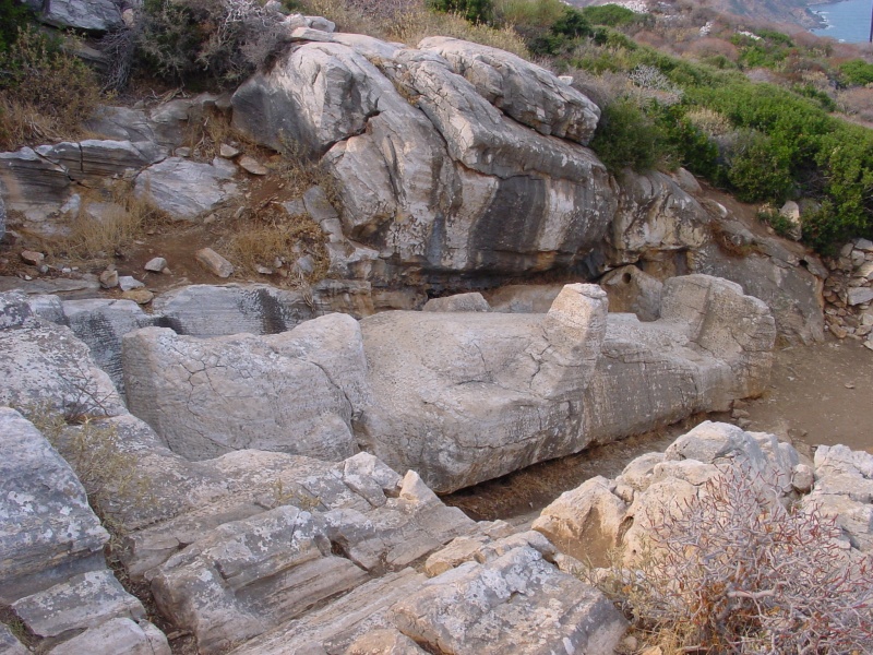 Naxos Marmorstatue (Kouros) bei Apollon.JPG -                                